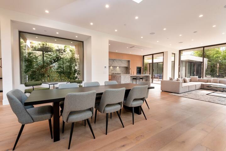 Luxurious 4BR Home w/ Pool, Jacuzzi & Cabana gallery image 5