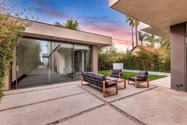 Luxurious 4BR Home w/ Pool, Jacuzzi & Cabana gallery image 4