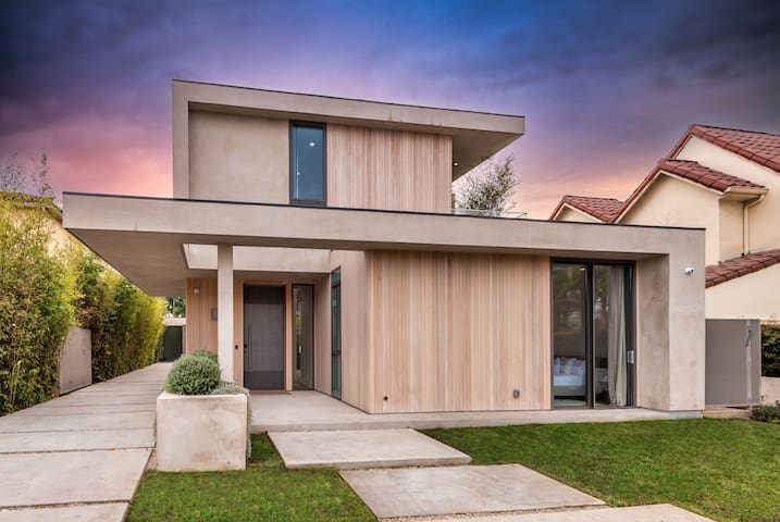 Luxurious 4BR Home w/ Pool, Jacuzzi & Cabana