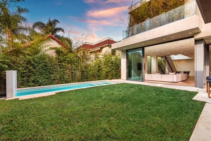 Luxurious 4BR Home w/ Pool, Jacuzzi & Cabana gallery image 2