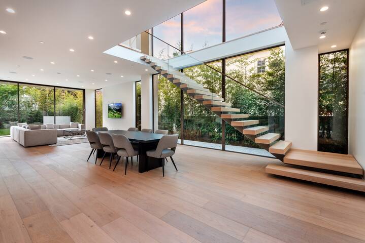 Luxurious 4BR Home w/ Pool, Jacuzzi & Cabana gallery image 3