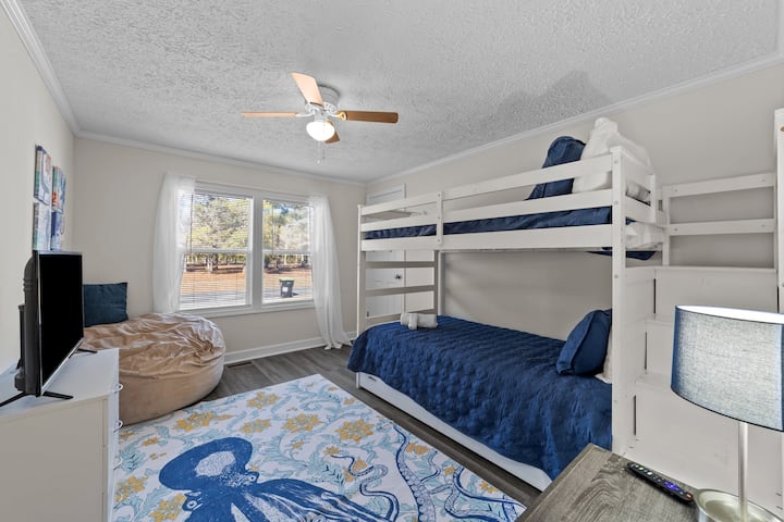 这间客房可供3人入住。 底层双层床下方有一张单人床。 