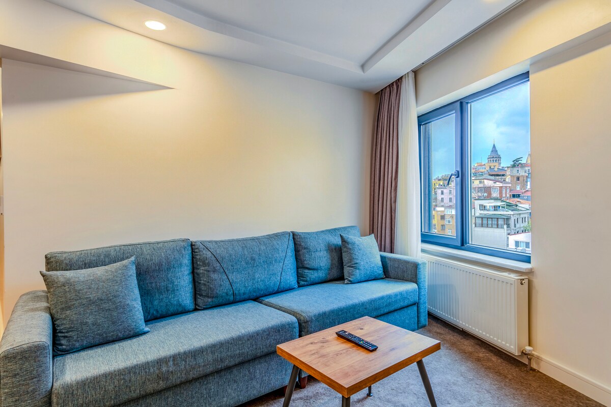 يوجد سرير أريكة قابل للسحب في راحة شخصين