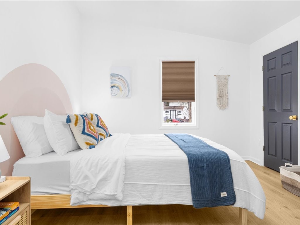 ห้องนอนที่ 2 ที่อบอุ่นและน่าอยู่มีเตียงควีนไซส์พร้อมผ้าปูที่นอนนุ่มๆและหมอนหนานุ่ม เพลิดเพลินกับค่ำคืนที่ผ่อนคลายด้วยม่านบังแสงและตื่นมาชมวิวน้ำที่สวยงาม เหมาะสำหรับการพักผ่อนมีที่เก็บของกว้างขวางและบรรยากาศที่เงียบสงบ