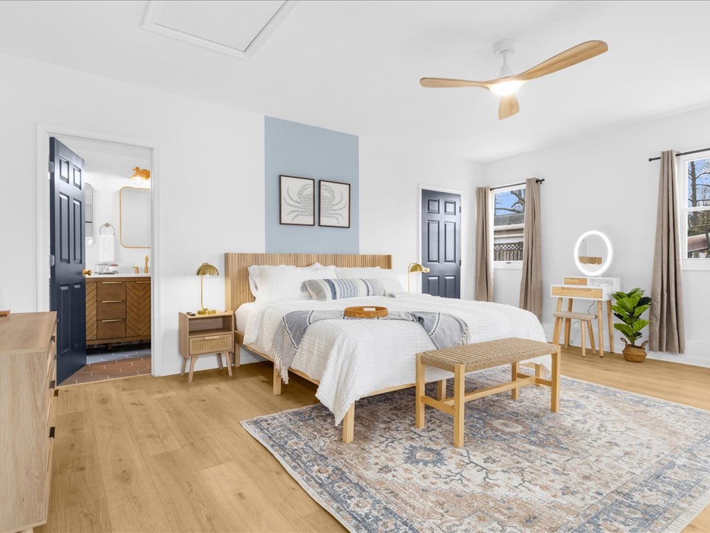 ห้องนอนใหญ่กว้างขวางมีห้องน้ำในตัวหรูหราและตู้เสื้อผ้าแบบวอล์คอิน ผ่อนคลายอย่างมีสไตล์ด้วยเตียงนอนสบายๆที่เก็บของกว้างขวางและห้องน้ำส่วนตัวที่ออกแบบมาเพื่อความสะดวกสบายของคุณ สถานที่พักผ่อนที่เงียบสงบเหมาะสำหรับการผ่อนคลายหลังจากวันที่ยาวนาน