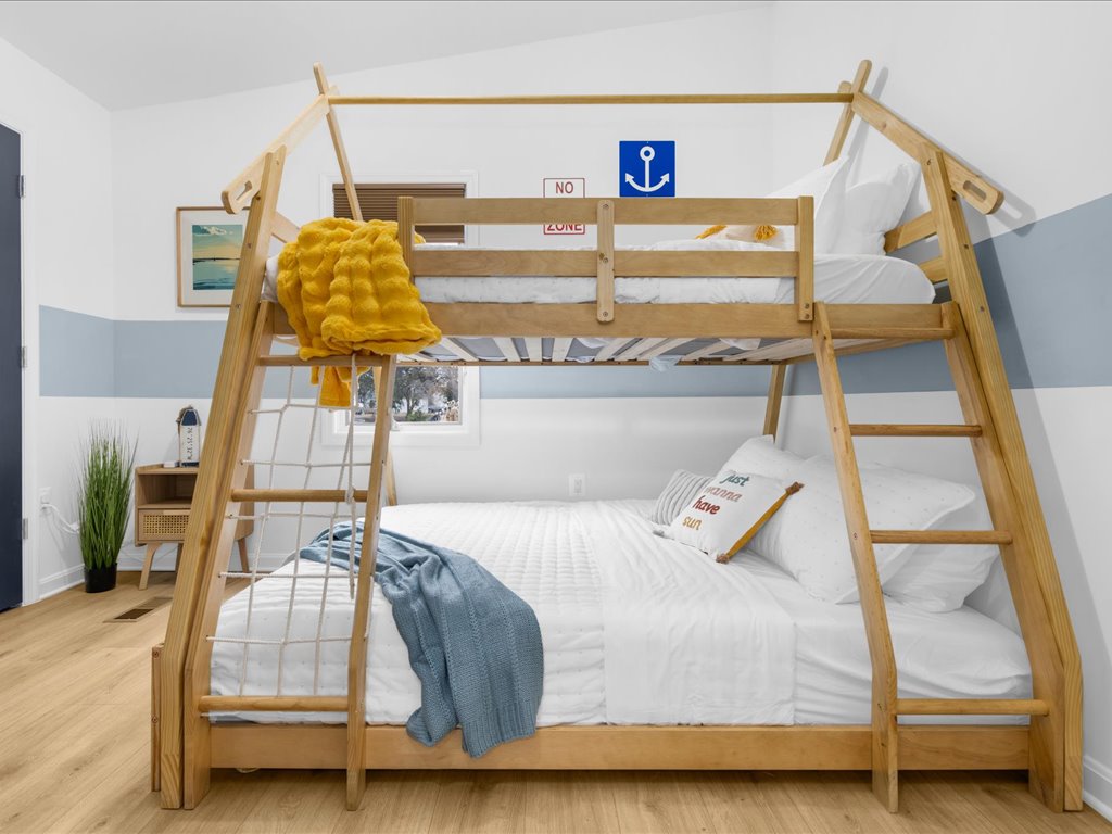 ห้องนอนที่ 3 สนุกและใช้งานได้ดีมีเตียงสองชั้นพร้อมเตียงแฝดด้านบนและเตียงควีนไซส์ด้านล่าง เพลิดเพลินกับการพักผ่อนยามค่ำคืนด้วยม่านบังแสงและบรรยากาศที่อบอุ่นและขี้เล่นเหมาะสำหรับเด็กๆหรือผู้ใหญ่