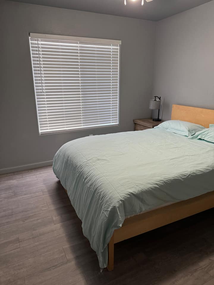 Სტუმრების საძინებელი 2

Საწოლი ორადგილიანი კუთხით