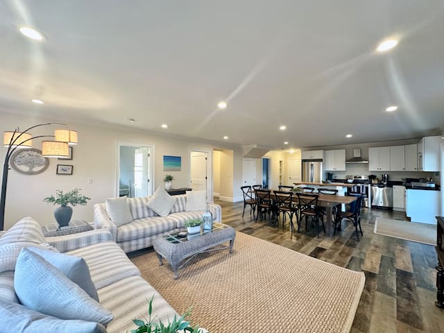 Hangar Haven, Large 6 Bedroom House