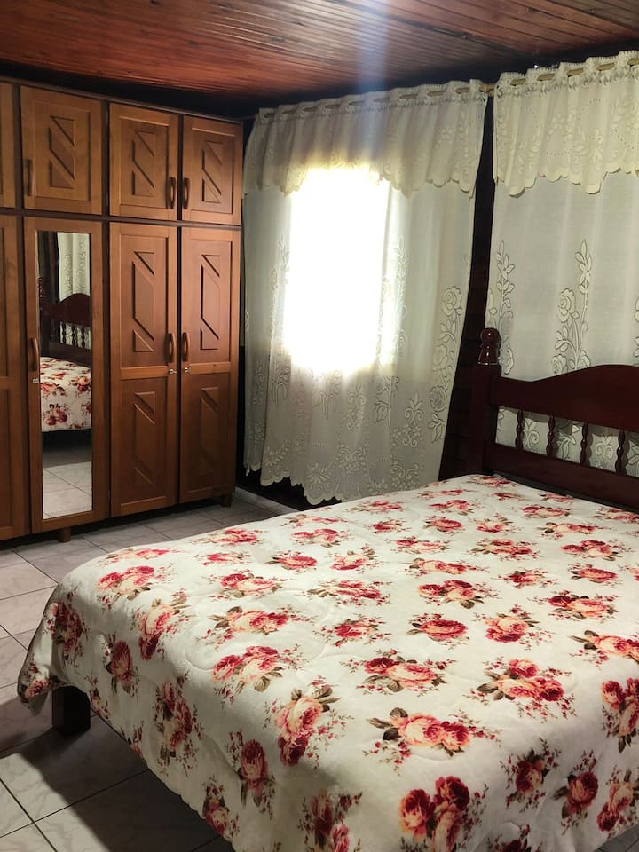 Segundo dormitorio con cama matrimonial y armario.
