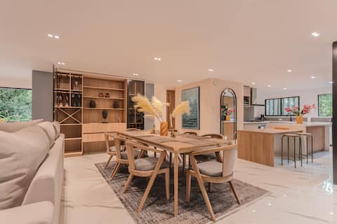 Top Airbnb: 4 Ensuite Bath | Flex In/Out | 5min to Lleras | WD in El Poblado