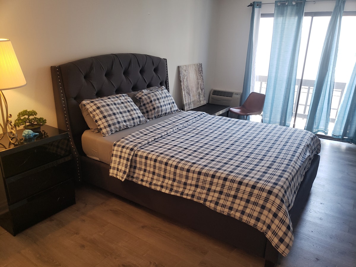 Top performing Airbnb: C16 Simple Budget Unit w Balcony in Pico Robertson