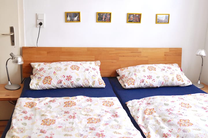 Gemütliches Doppelbett.