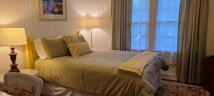 Main bedroom with TV/dvd.  New mattress Dec. 2021.  Beautyrest Hybrid BRX1000 Queen