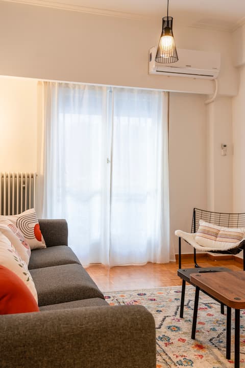 Top Airbnb: Modern 2-Bedroom Apt in Athens near Center in ΠΙΝΑΚΟΘΗΚΗ