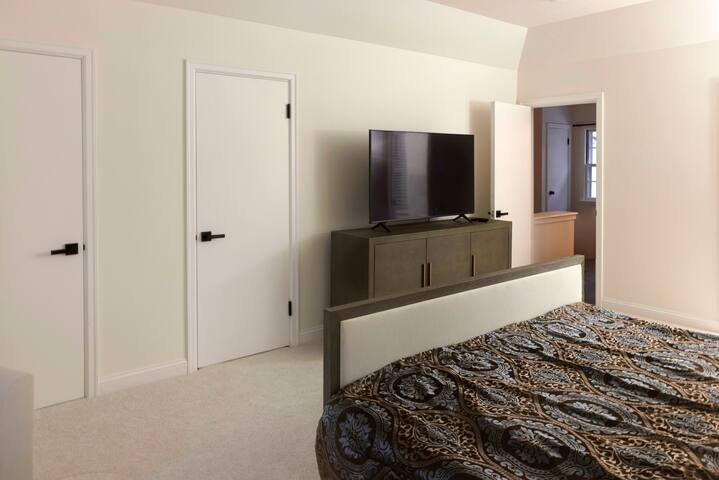 Spacious Retreat Near the Lake gallery image 5