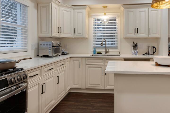 Spacious Retreat Near the Lake gallery image 4