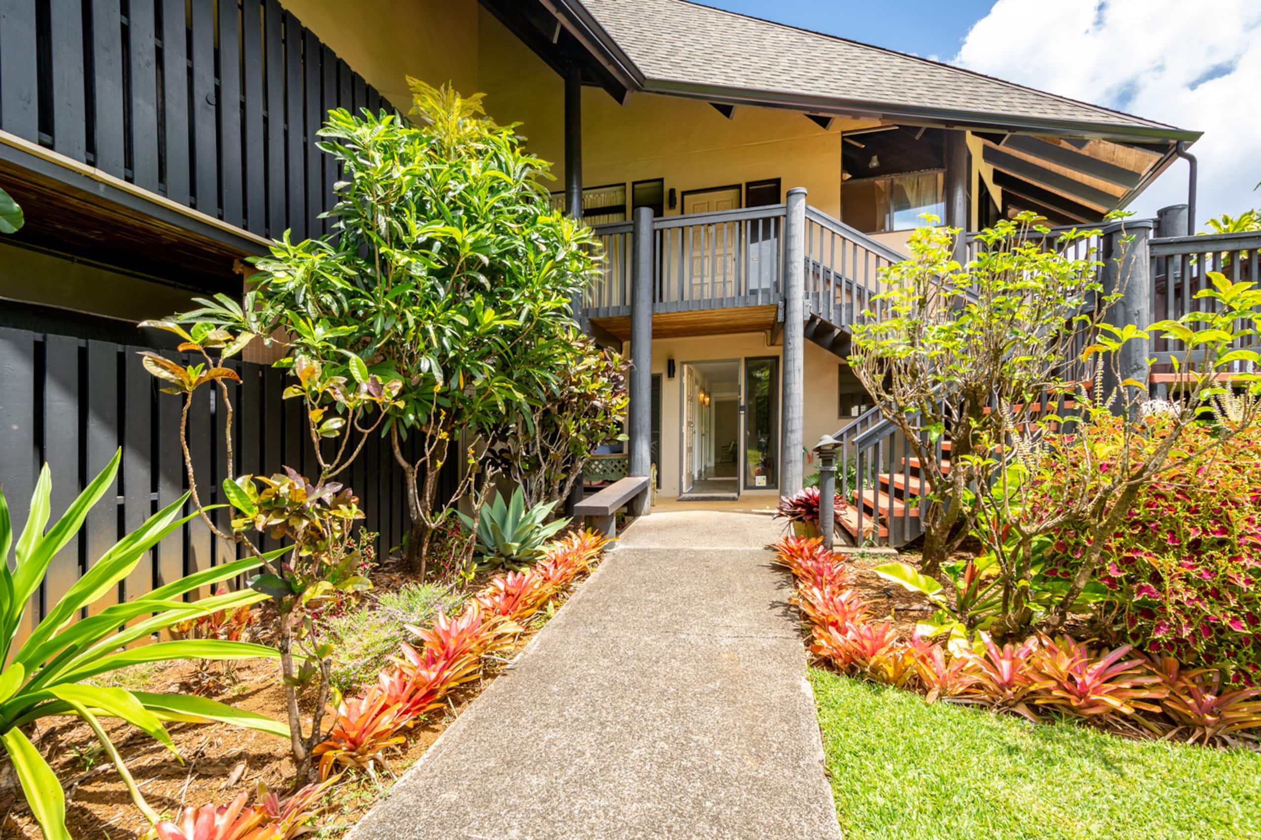 5* Reviews! Spacious Tropical Retreat + Pool + AC - Photo 58