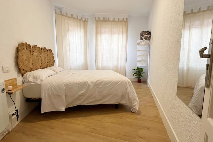 La chambre est très lumineuse avec un lit de 150cm. Vous disposez de cintres, de draps et de serviettes à votre disposition.