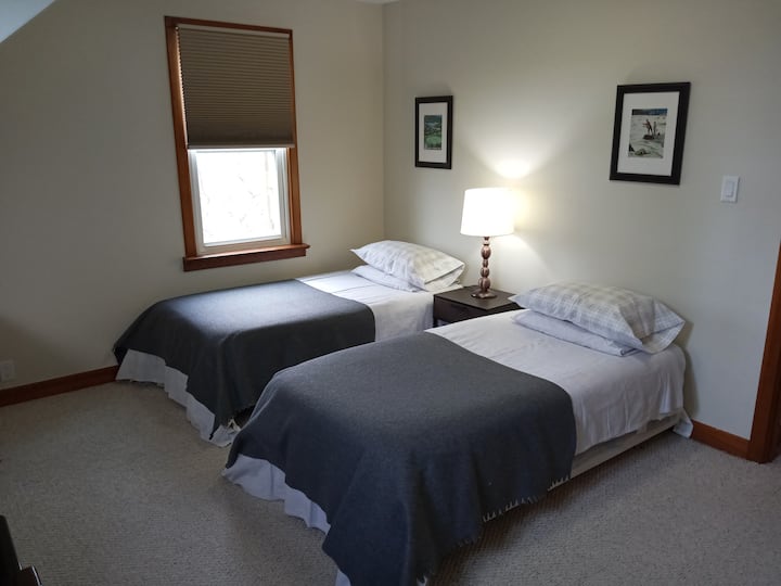 2e étage :  chambre avec deux lits jumeaux