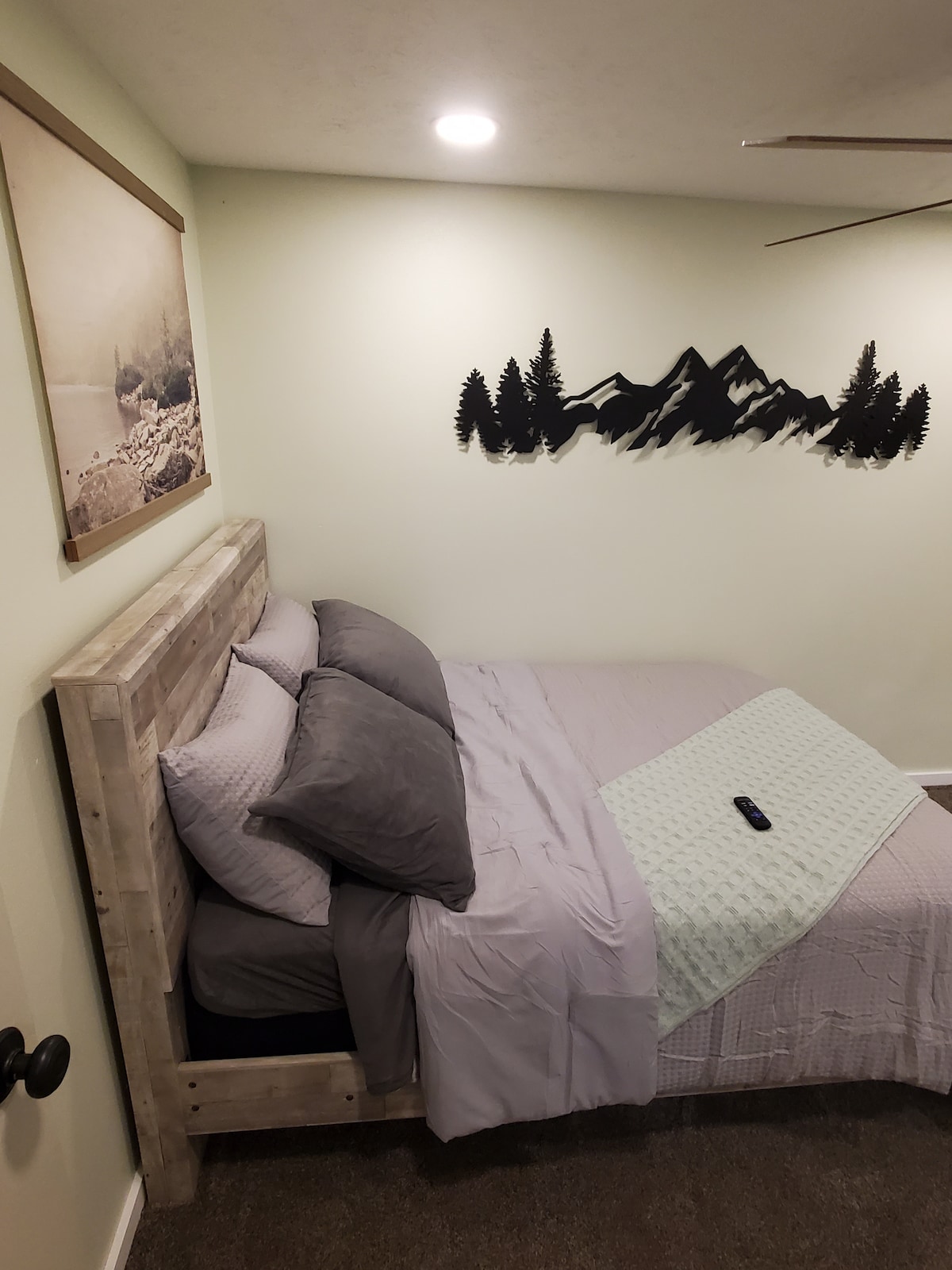 Спалня №3 Спалня на основния етаж Пълно легло, телевизор с дистанционно управление и килер със закачалки.