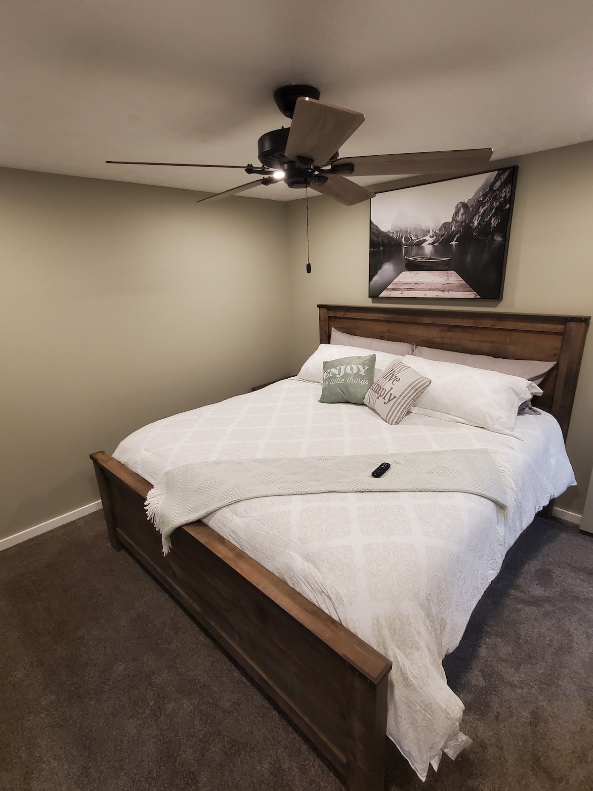 Спалня №1 Голямо двойно легло на основния етаж, телевизор с дистанционно управление. Пейка за сядане. Пейката може да бъде преместена на масата в трапезарията за допълнителни места за сядане. Нощно шкафче с USB портове и килер със закачалки.