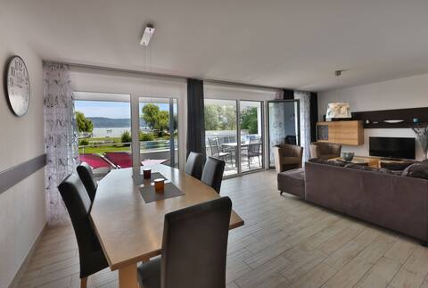 Late summer directly on the lake – modern 97m²