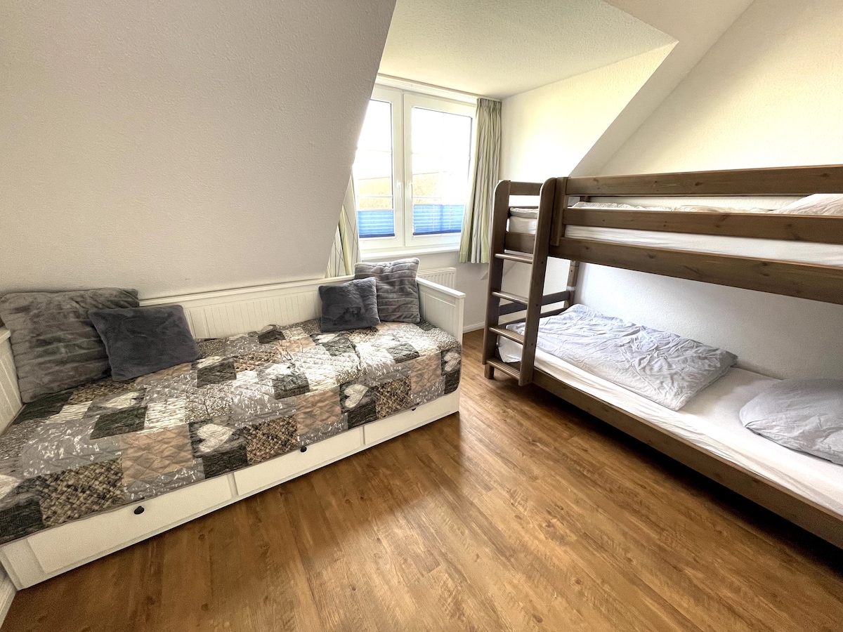 Креветот на спрат е со мерка 90 x 200 см.
По желба, може да резервирате постелнина за 10 € по комплет.