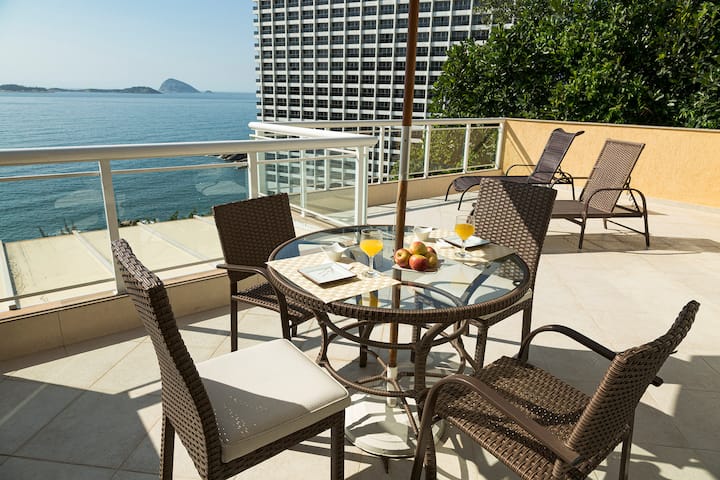 Sleek apartment oceanfront up to 4p