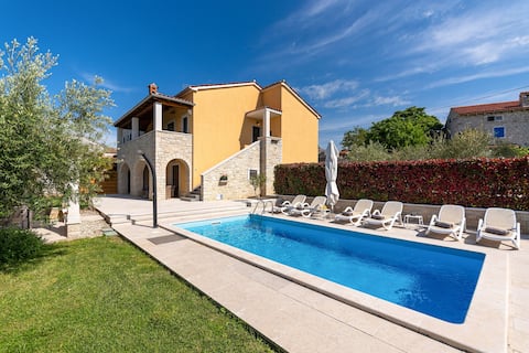 Popular Airbnb listing: Sunny and family-friendly house near Vrsar in Općina Vrsar