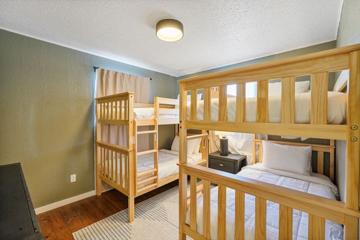 Ideálne pre deti a deti v srdci! Útulné bývanie v očarujúcej izbe našej chaty s dvoma pohodlnými poschodovými posteľami!