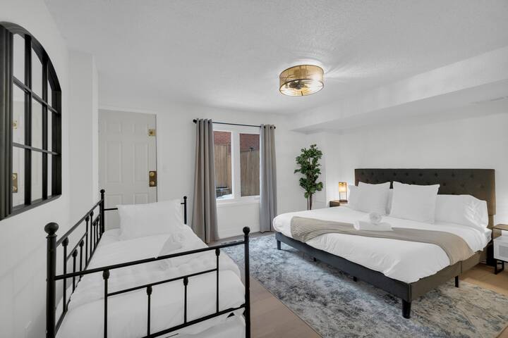 NEW! 6 Beds – Slps10/FREE Parking/Downtown/Gym gallery image 4