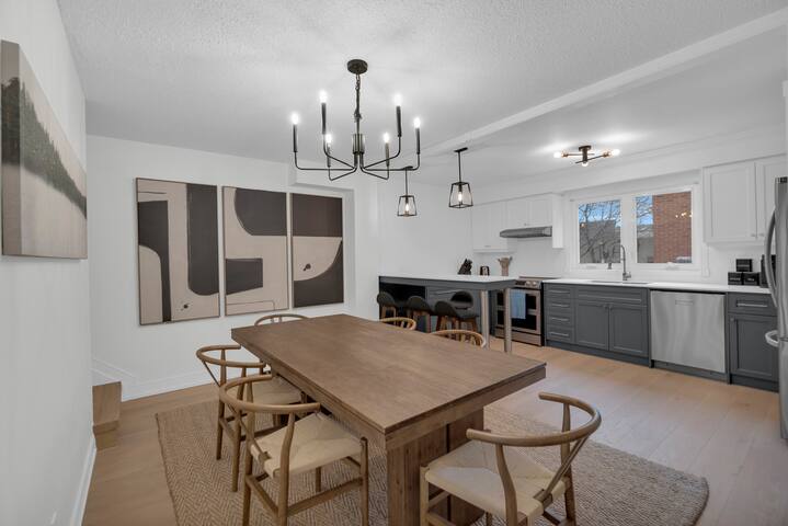 NEW! 6 Beds – Slps10/FREE Parking/Downtown/Gym gallery image 2