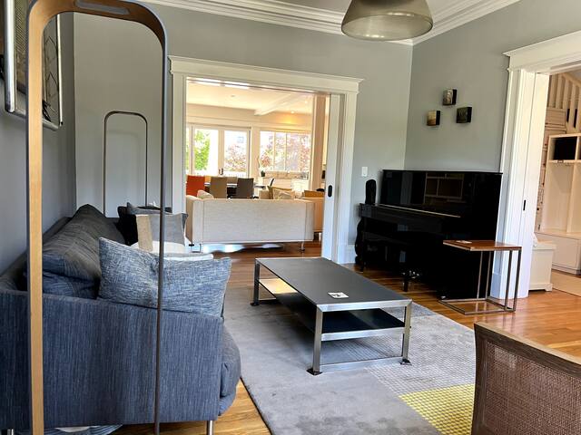 Prime location, Bright and Airy 4Br/3.5 bath home gallery image 5