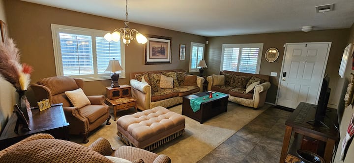 Peaceful | Convenient | Cozy | Forest Green Room