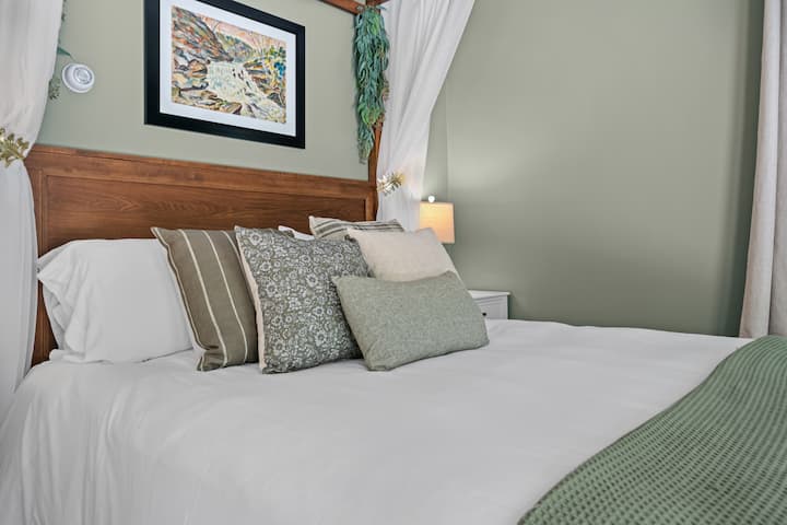 Druhá spálňa s manželskou posteľou s baldachýnom sa nachádza na 1. poschodí (apartmán Crawford)