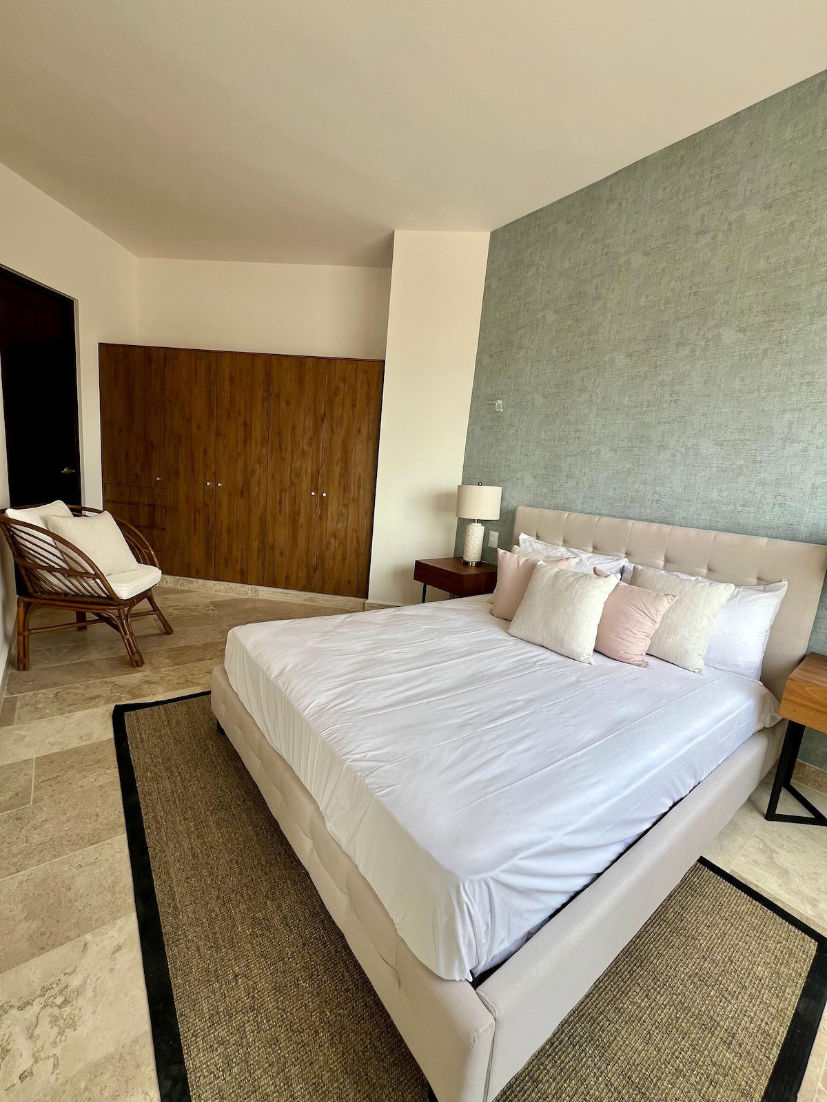 غرفة مجهزة بسرير بحجم كبير وحمام خاص ومخرج بشرفة تطل على البحر.