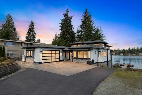 4BR 4BA Modern Lakefront Lodge with Hot Tub