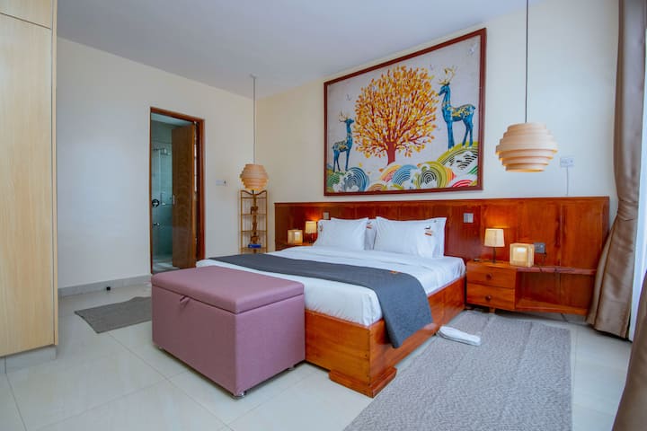 Glavna spavaća soba prostrana je i ispunjena prirodnim svjetlom kroz velike prozore. 
Ima iznimno veliki krevet i luksuzne vunene tepihe.
 