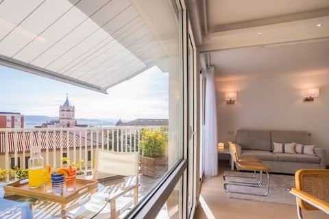 Top performing Airbnb: South-facing terrace in the heart of Santander in Santander