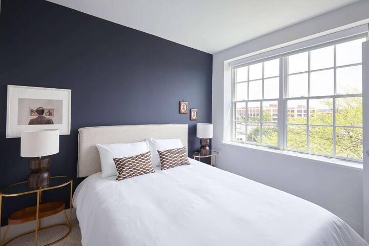 Awesome 2 Bed/2Bath in Navy Yard gallery image 4