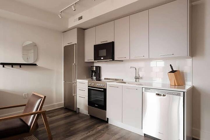 Awesome 2 Bed/2Bath in Navy Yard gallery image 2
