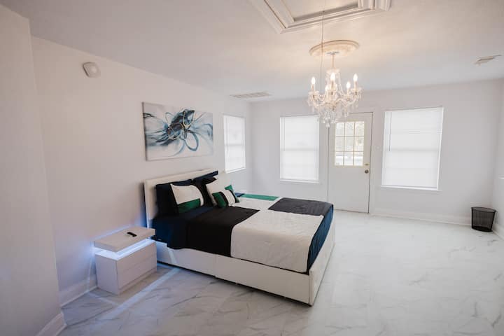 Slaapkamer op de tweede verdieping met queensize bed en eigen badkamer