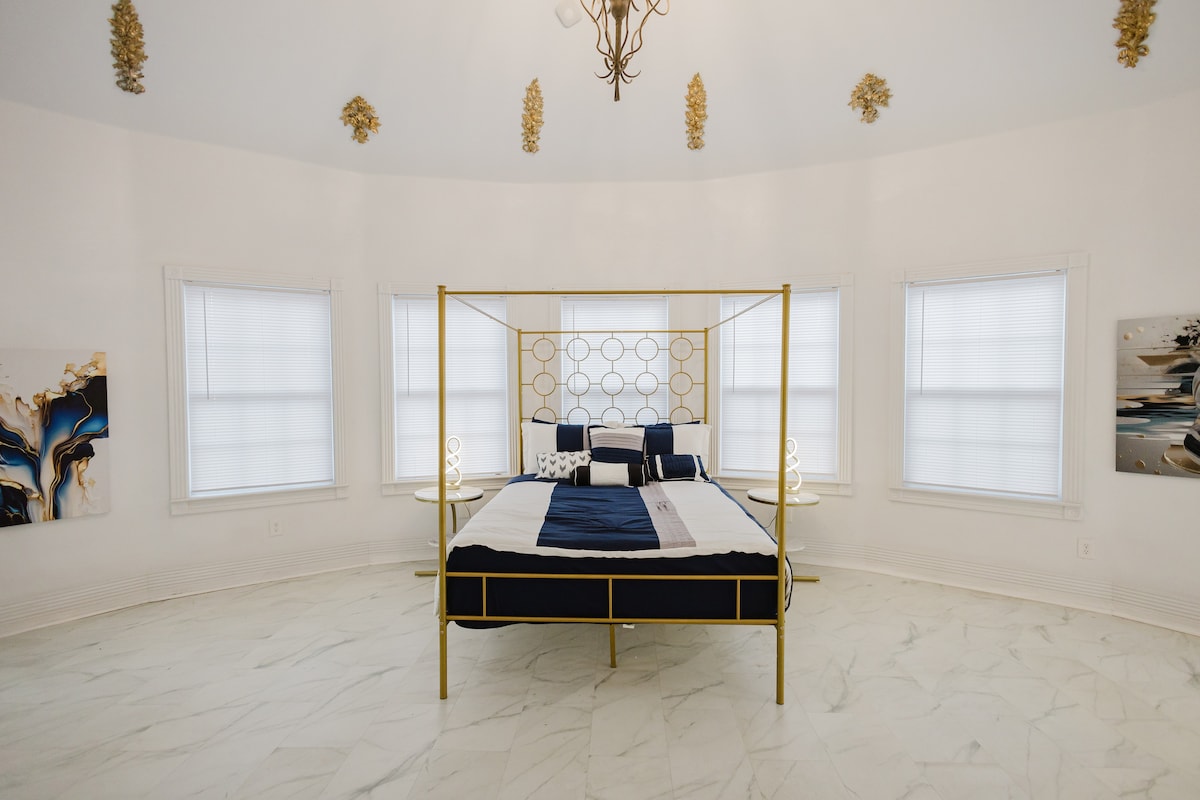 ห้องสวีทห้องนอนใหญ่ชั้น 1 พร้อมเตียงควีนไซส์และห้องน้ำในตัวห้องนั่งเล่นบาร์เปียกเกมยิงปืนเตาผิง