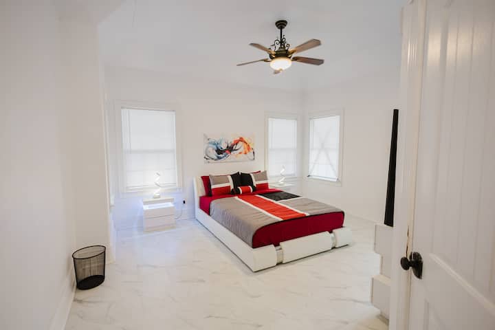 Begane Grond Linker Slaapkamer Queensize Bed met Eigen Badkamer