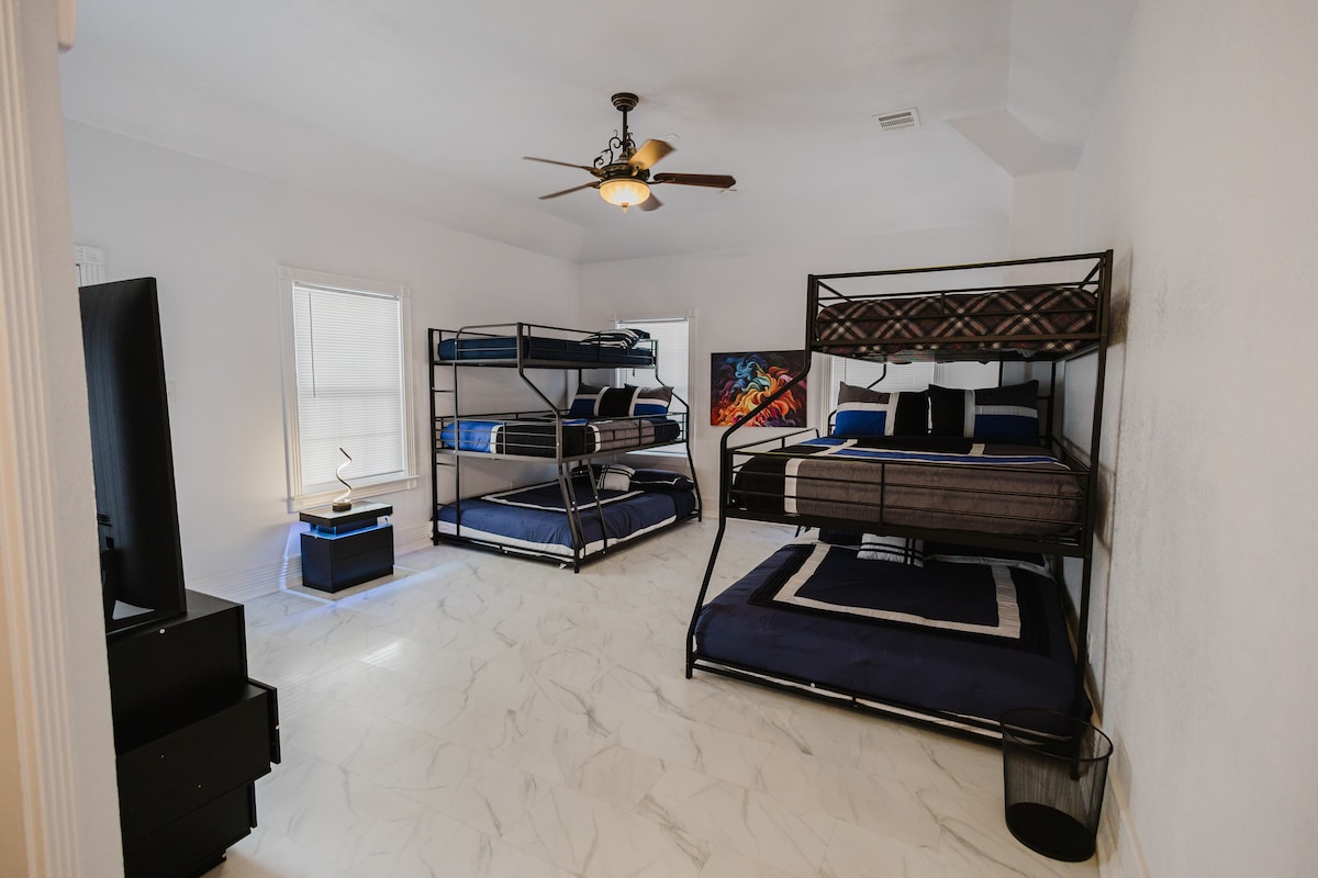 ชั้น 1 ห้องนอนด้านขวาพร้อมเตียงคู่ขนาด XL เหนือเตียงสองชั้นขนาดควีนไซส์เต็มรูปแบบห้องน้ำในตัว