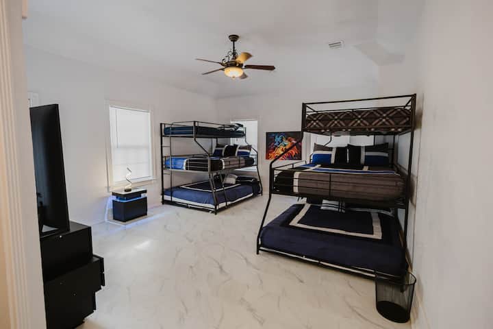 1e verdieping rechtse slaapkamer met twee eenpersoonsbedden XL over volledige XL boven queensize stapelbedden, eigen badkamer