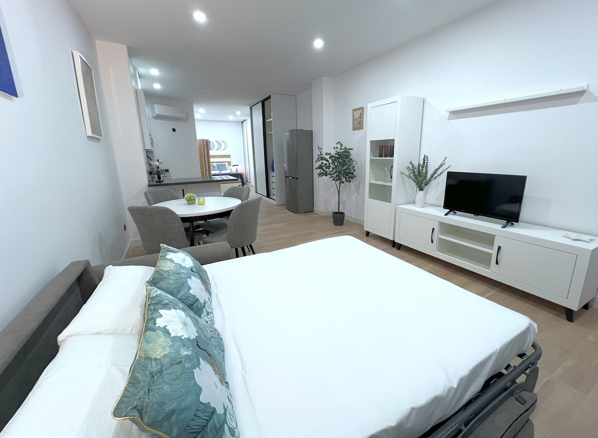 Top performing Airbnb: Evans Realty (BM) - Luxurious and modern studio. in Barcenillas