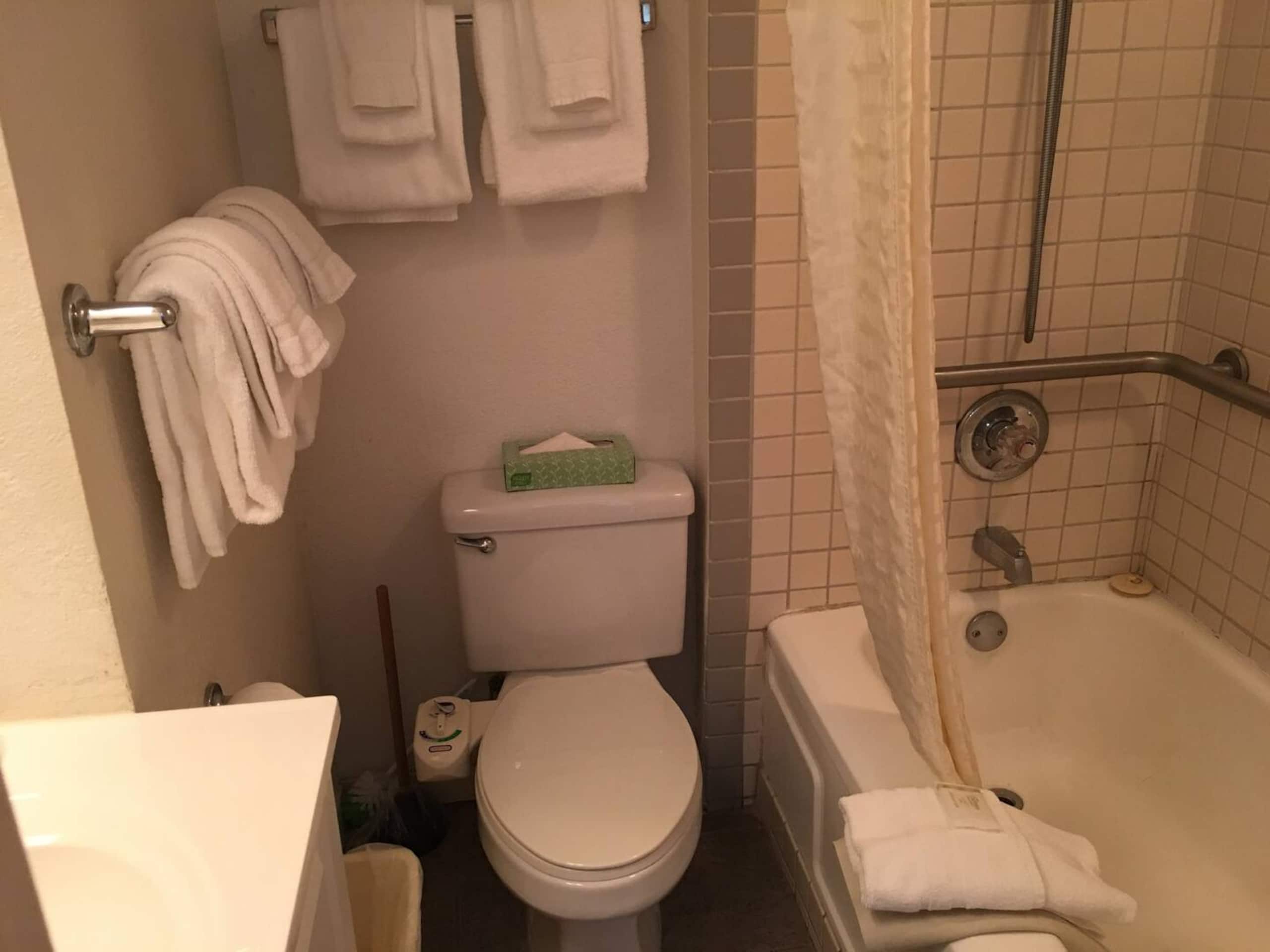 Cozy Studio at Imperial Waikiki – 1 Block to Beach - Image 13