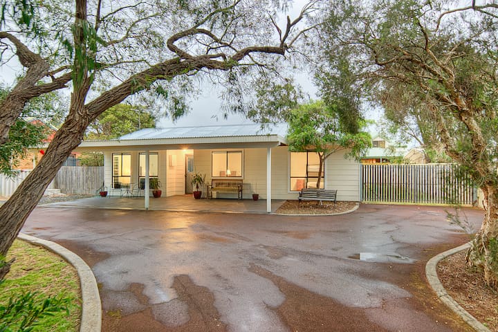 Crescent Bay Holiday Cottage & Studio