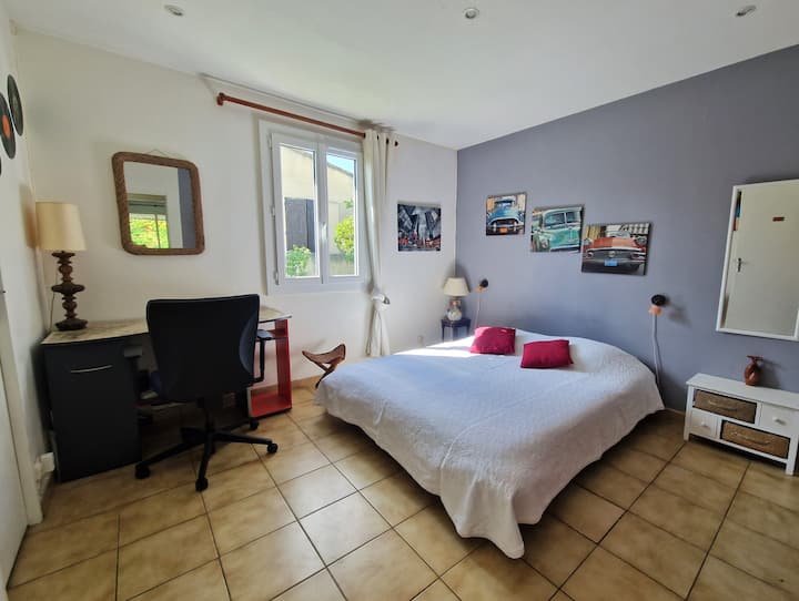 Spavaća soba od 13m ² sa spojenom tuš-kabinom.